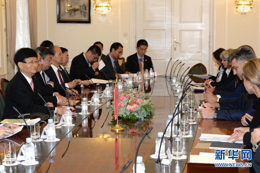 9月12日，克羅地亞總理普連科維奇（右二）在首都薩格勒布會(huì)見到訪的習(xí)近平主席特使、中共中央政治局委員、中央政法委書記孟建柱（左一）。新華社記者高磊攝