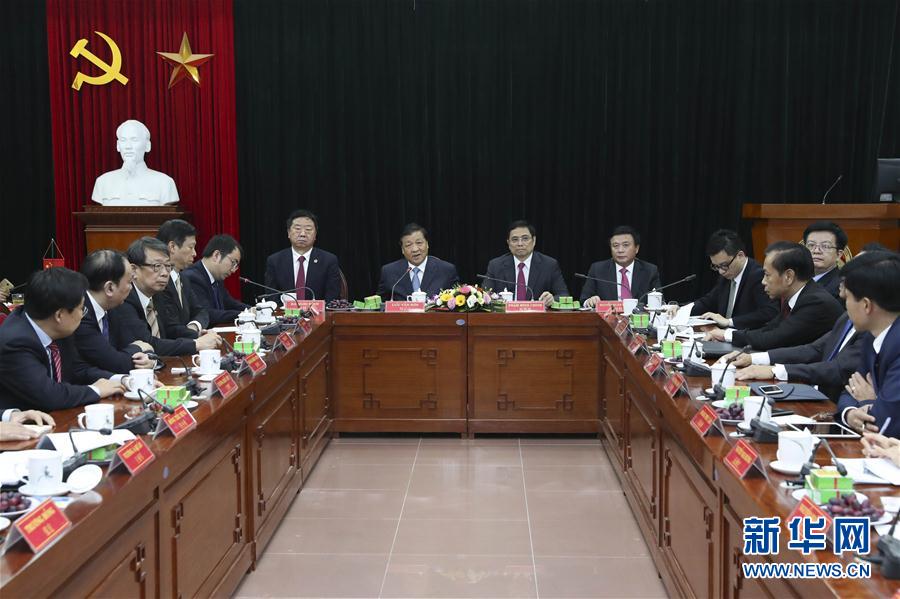 應(yīng)越南共產(chǎn)黨邀請(qǐng)，中共中央政治局常委、中央書記處書記劉云山9月18日至19日對(duì)越南進(jìn)行正式訪問。這是9月19日，劉云山在越共中央政治局委員范明政陪同下考察胡志明國(guó)家政治學(xué)院，并與曾赴華考察交流的越方學(xué)員代表進(jìn)行座談。 新華社記者龐興雷 攝