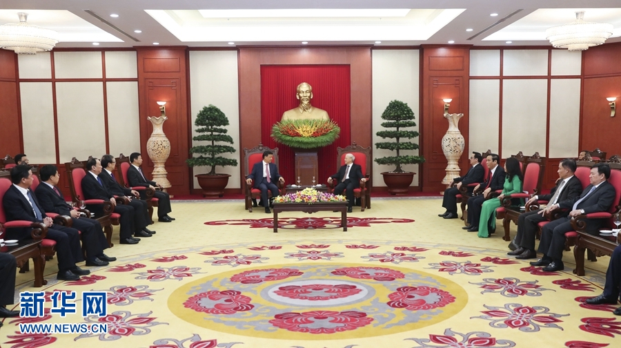 應(yīng)越南共產(chǎn)黨邀請(qǐng)，中共中央政治局常委、中央書記處書記劉云山9月18日至19日對(duì)越南進(jìn)行正式訪問。這是9月18日，劉云山在河內(nèi)會(huì)見越共中央總書記阮富仲。 新華社記者 龐興雷 攝
