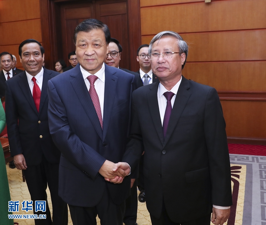 應(yīng)越南共產(chǎn)黨邀請(qǐng)，中共中央政治局常委、中央書記處書記劉云山9月18日至19日對(duì)越南進(jìn)行正式訪問。這是9月18日，劉云山在河內(nèi)與越共中央政治局委員陳國(guó)旺舉行會(huì)談。 新華社記者 龐興雷 攝