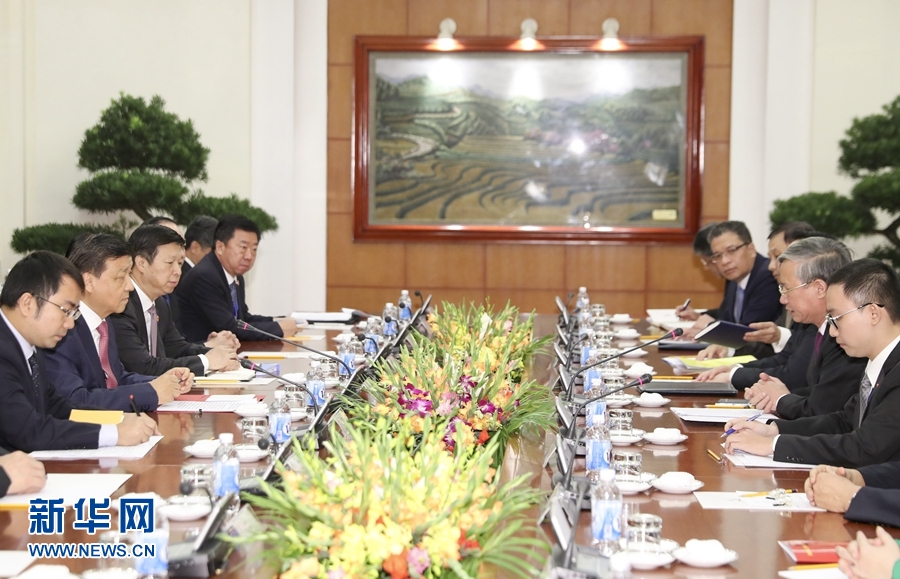 應(yīng)越南共產(chǎn)黨邀請(qǐng)，中共中央政治局常委、中央書記處書記劉云山9月18日至19日對(duì)越南進(jìn)行正式訪問。這是9月18日，劉云山在河內(nèi)與越共中央政治局委員陳國(guó)旺舉行會(huì)談。 新華社記者 丁林 攝