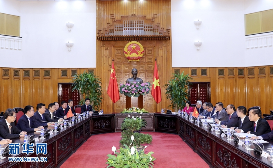 應(yīng)越南共產(chǎn)黨邀請(qǐng)，中共中央政治局常委、中央書記處書記劉云山9月18日至19日對(duì)越南進(jìn)行正式訪問。這是9月19日，劉云山在河內(nèi)會(huì)見越南總理阮春福。 新華社記者 丁林 攝