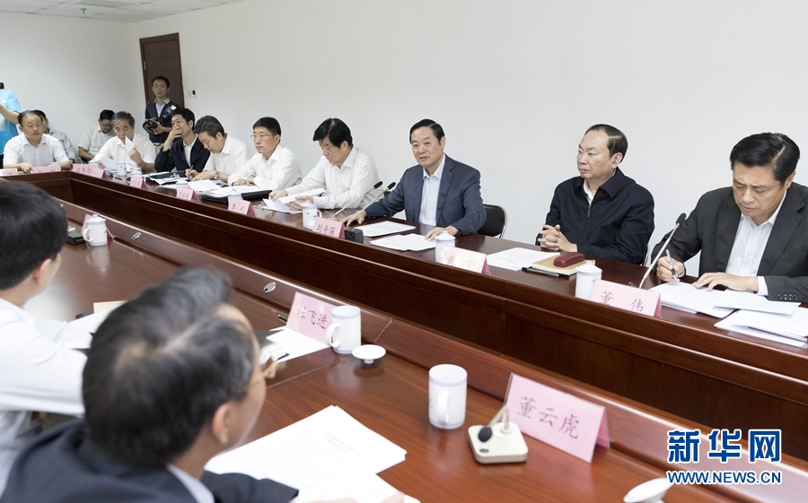 9月22日，中共中央政治局委員、中央書記處書記、中宣部部長劉奇葆在北京調(diào)研京劇像音像工程情況。這是劉奇葆與有關(guān)方面負(fù)責(zé)同志座談交流。新華社記者 丁海濤 攝