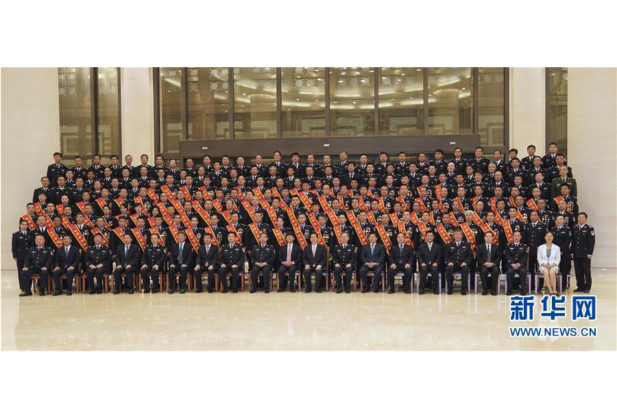 9月22日，&ldquo;熱血鑄劍&middot;丹心衛(wèi)民&rdquo;全國公安百佳刑警推選活動揭曉儀式在北京舉行。中共中央政治局委員、中央政法委書記孟建柱會見當(dāng)選民警并觀看揭曉儀式。國務(wù)委員、公安部部長郭聲琨參加會見并觀看揭曉儀式。新華社記者 殷剛 攝
