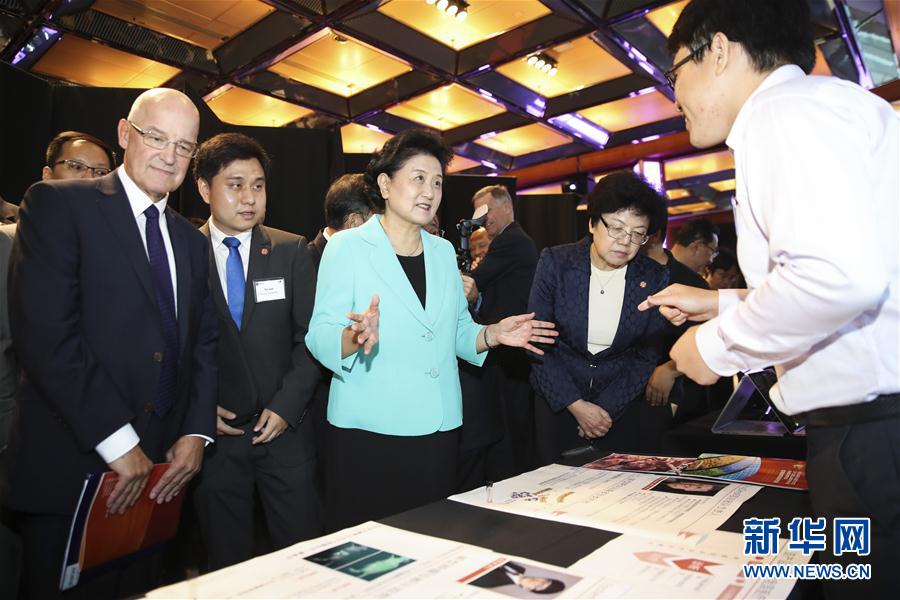 9月25日，在美國紐約，國務(wù)院副總理劉延?xùn)|（中）在紐約大學(xué)校長漢密爾頓（前左一）的陪同下參觀中美兩國青年創(chuàng)客產(chǎn)品展示。國務(wù)院副總理劉延?xùn)|25日在美國紐約大學(xué)出席中美創(chuàng)客峰會暨中美青年創(chuàng)客中心啟動儀式并講話。新華社記者 王迎 攝