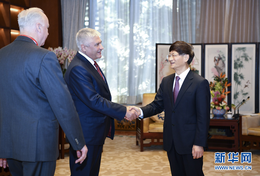 9月26日，中共中央政治局委員、中央政法委書記孟建柱在北京會見來華出席國際刑警組織第86屆全體大會的俄羅斯內(nèi)務(wù)部長科洛科利采夫（左二）和俄聯(lián)邦調(diào)查委員會主席巴斯特雷金（左一）。新華社記者 張領(lǐng) 攝 