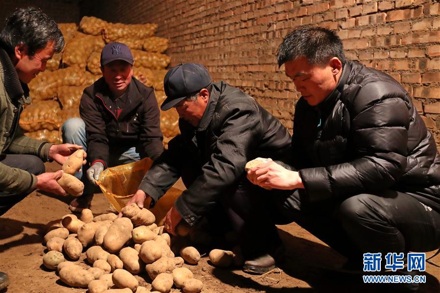 （十九大代表風(fēng)采&middot;圖文互動）（1）&ldquo;第一書記&rdquo;房瑞標(biāo)：呂梁鄉(xiāng)親&ldquo;最親近的人&rdquo;