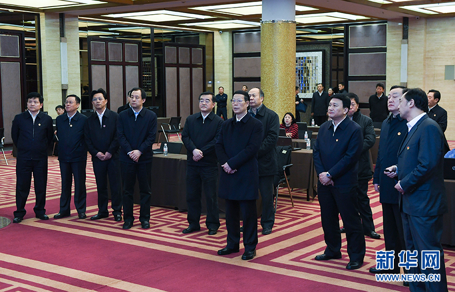 11月14日至15日，國務(wù)院副總理張高麗在黑龍江調(diào)研。這是11月14日，張高麗到黑龍江糧食交易市場了解糧食生產(chǎn)和銷售、糧食產(chǎn)品深加工、政策性儲糧去庫存等工作。 新華社記者 高潔 攝