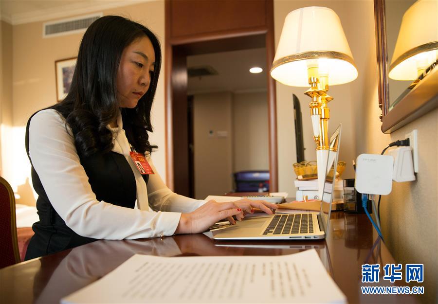 （兩會&middot;履職影像記）（1）張曉慶代表：不負(fù)重托 認(rèn)真履職