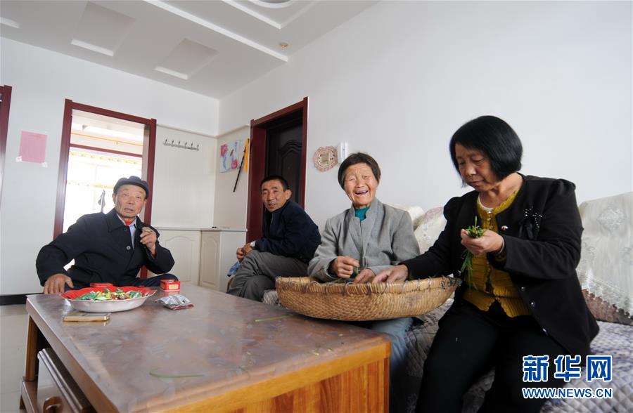 （新華全媒頭條&middot;圖文互動(dòng)）（1）開啟新征程　譜寫新史詩&mdash;&mdash;以習(xí)近平同志為核心的黨中央引領(lǐng)中國特色社會(huì)主義進(jìn)入新時(shí)代