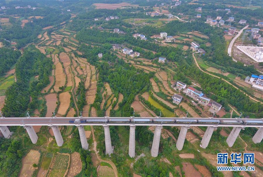 （新華全媒頭條&middot;圖文互動）（6）開啟新征程　譜寫新史詩&mdash;&mdash;以習(xí)近平同志為核心的黨中央引領(lǐng)中國特色社會主義進(jìn)入新時代