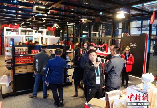 走進(jìn)&ldquo;互聯(lián)網(wǎng)之光&rdquo;博覽會(huì)，無(wú)人超市是本次展會(huì)最大的熱點(diǎn)，顧客可用二維碼進(jìn)入超市，實(shí)現(xiàn)全自動(dòng)購(gòu)物。