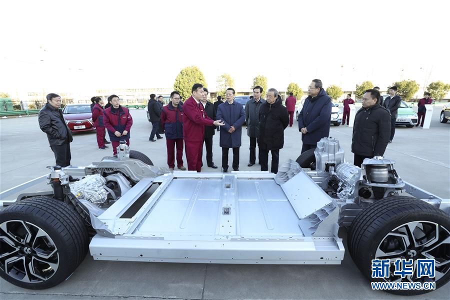 1月9日至10日，國務(wù)院副總理張高麗在安徽調(diào)研推動長江經(jīng)濟帶發(fā)展工作。這是1月9日，張高麗在江淮汽車股份有限公司了解企業(yè)生產(chǎn)經(jīng)營和參與國際產(chǎn)能合作情況。新華社記者 龐興雷 攝