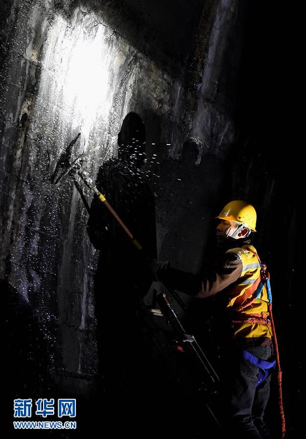 （走基層 聽民聲）（5）鐵路守護(hù)者 隧道&ldquo;打冰人&rdquo;