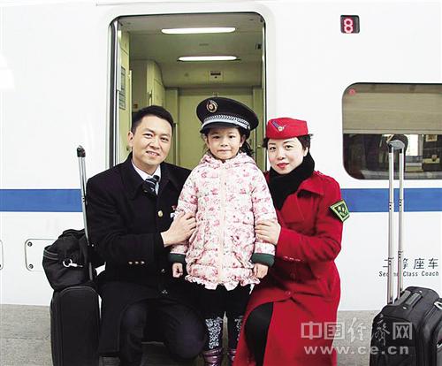 陳剛（左）、肖三英以及女兒陳昱彤的合照。經(jīng)濟(jì)日報(bào)-中國經(jīng)濟(jì)網(wǎng)記者 王軼辰攝