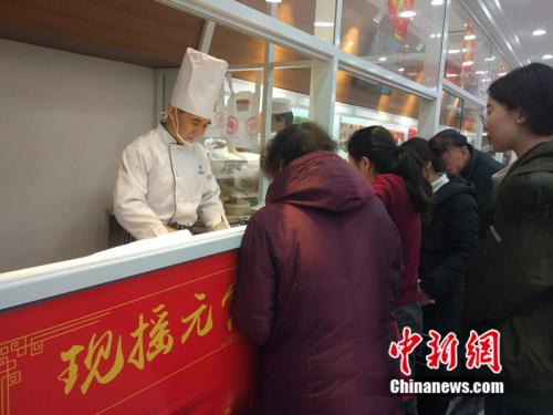 于伯軍的現(xiàn)場展示吸引了不少北京市民圍觀。<a target='_blank'  ><p  align=