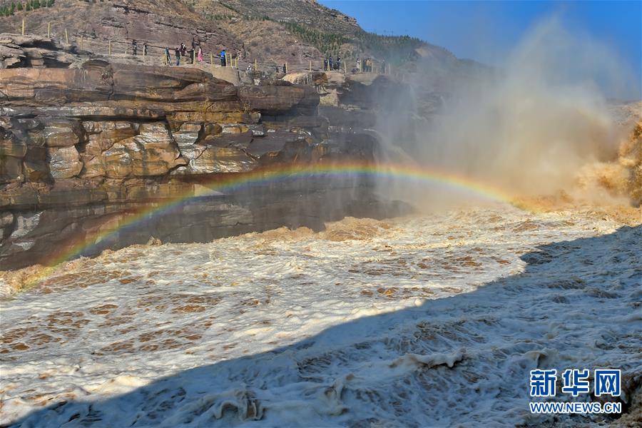 （社會(huì)）（3）壺口迎來(lái)&ldquo;桃花汛&rdquo; 黃河兩岸架彩虹
