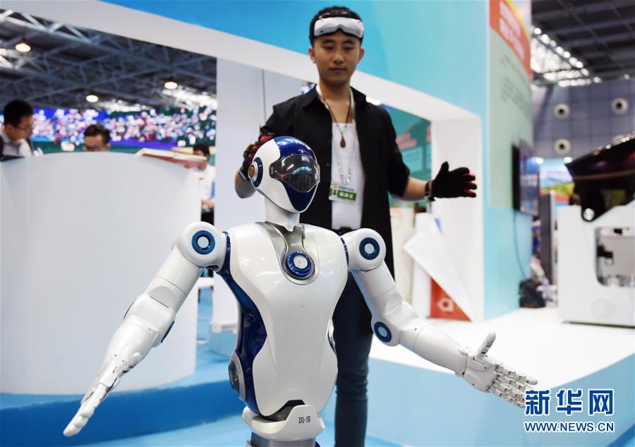 （新華全媒頭條&middot;圖文互動）（5）領(lǐng)航新時代中國經(jīng)濟(jì)航船&mdash;&mdash;從中央財(cái)經(jīng)領(lǐng)導(dǎo)小組會議看以習(xí)近平同志為核心的黨中央駕馭中國經(jīng)濟(jì)