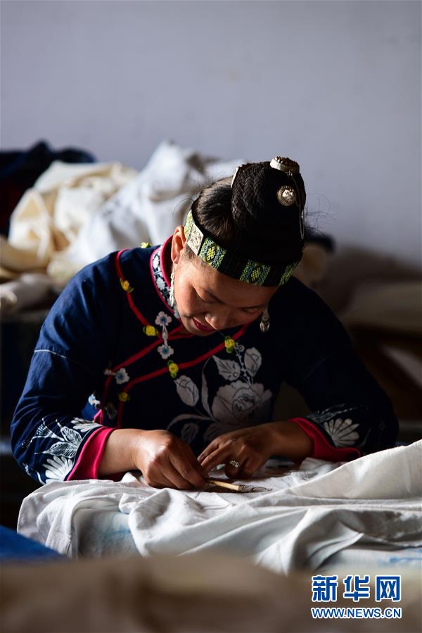 （社會）（5）貴州丹寨：&ldquo;指尖經(jīng)濟&rdquo;繪制脫貧藍圖