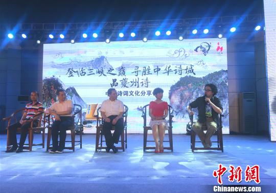 《中國詩詞大會》導(dǎo)演組：&ldquo;我們的節(jié)目沒有任何腳本&rdquo;