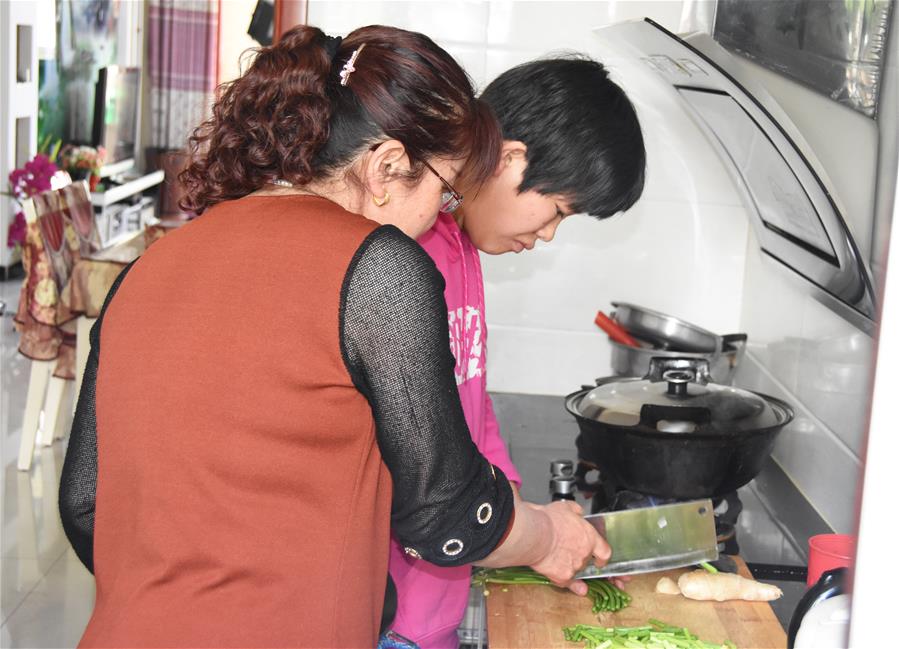 （新華全媒頭條&middot;圖文互動(dòng)）（8）超越血緣的母愛(ài)