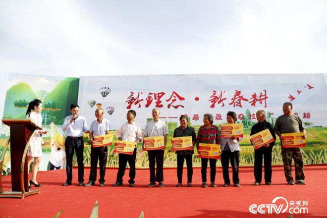 愛心企業(yè)與貧困農(nóng)戶結(jié)對子、送肥料