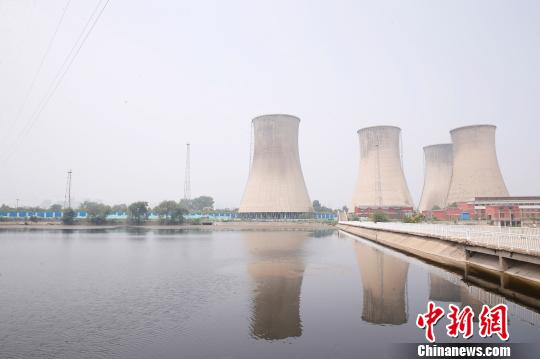 按照規(guī)劃，位于首鋼園區(qū)內(nèi)的滑雪大跳臺建成后將成為世界首例永久保留和使用的單板大跳臺場地。圖為單板大跳臺選址所在地?！№n海丹 攝