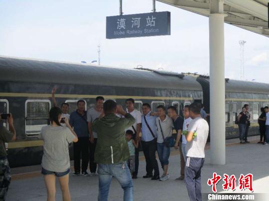 圖為旅客在漠河站合影留念。(中國鐵路哈爾濱局集團(tuán)有限公司提供)