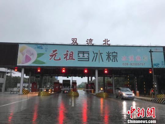 網(wǎng)傳車輛被淹的收費(fèi)站現(xiàn)狀?！＄娦?攝