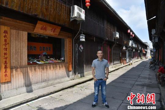 圖為：&ldquo;誠(chéng)信小賣部&rdquo;的店主王金偉 范宇斌 攝