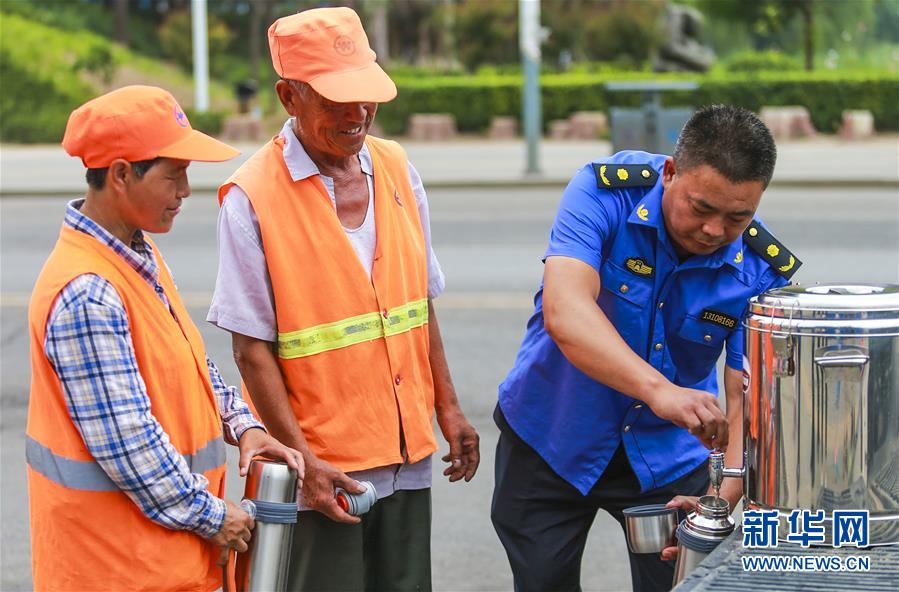 （社會）（2）夏日送清涼 關愛&ldquo;城市美容師&rdquo;