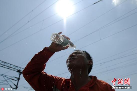 資料圖：高溫下的人。胡國(guó)林 攝 圖片來(lái)源：東方IC 版權(quán)作品 請(qǐng)勿轉(zhuǎn)載