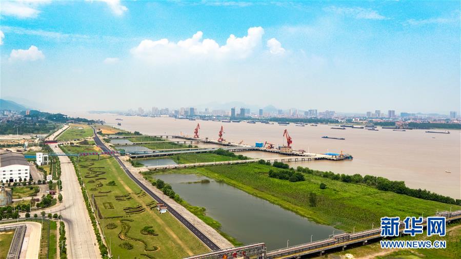 (大江奔流——來自長江經(jīng)濟(jì)帶的報(bào)道·新華全媒頭條·圖文互動(dòng))(1)打造經(jīng)濟(jì)高質(zhì)量發(fā)展的強(qiáng)勁引擎——深入推動(dòng)長江經(jīng)濟(jì)帶發(fā)展述評
