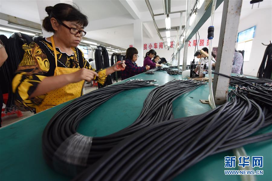 （新華全媒頭條&middot;圖文互動(dòng)）（3）脫貧攻堅(jiān)的重要一步&mdash;&mdash;寫在40個(gè)貧困縣脫貧摘帽之際