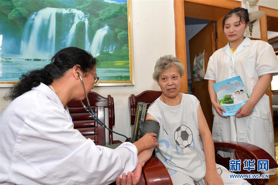 （新華全媒頭條&middot;圖文互動(dòng)）（6）以生命的名義&mdash;&mdash;獻(xiàn)給首個(gè)&ldquo;中國(guó)醫(yī)師節(jié)&rdquo; 