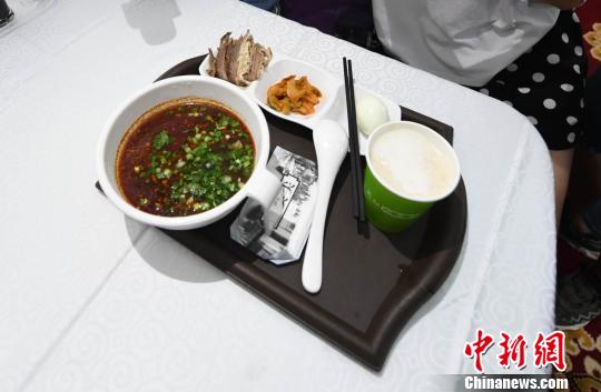 圖為&ldquo;環(huán)西部火車游Y667/8次&rdquo;列車上推出蘭州牛肉面套餐，套餐38元，有一碗牛肉面、一碟牛肉、一個雞蛋、一份小菜、一份甜胚子?！钇G敏 攝