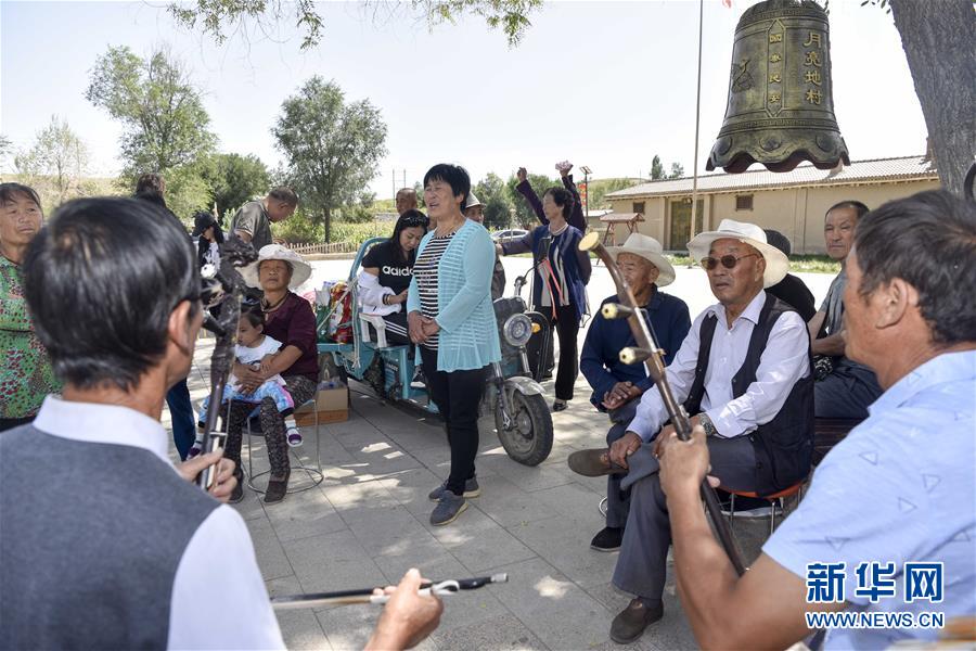 (圖文互動(dòng))(4)藝術(shù)家進(jìn)村 新疆古老村莊煥發(fā)新顏