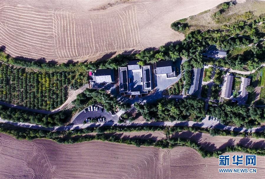 (圖文互動(dòng))(5)藝術(shù)家進(jìn)村 新疆古老村莊煥發(fā)新顏