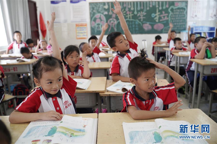 （新華全媒頭條&middot;壯闊東方潮　奮進(jìn)新時(shí)代&mdash;&mdash;慶祝改革開放40年&middot;圖文互動(dòng)）（5）小崗，與時(shí)代同行&mdash;&mdash;&ldquo;中國農(nóng)村改革第一村&rdquo;40年變遷的改革啟示