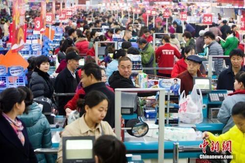 資料圖：民眾購買生活用品。張云 攝