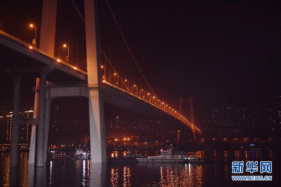 （重慶公交車墜江事故&middot;圖文互動）（4）夜幕降臨，重慶萬州公交客車墜江事故救援工作仍在進(jìn)行中