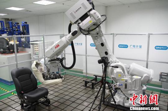 機(jī)器人測(cè)試桌椅。　盧育辛 攝