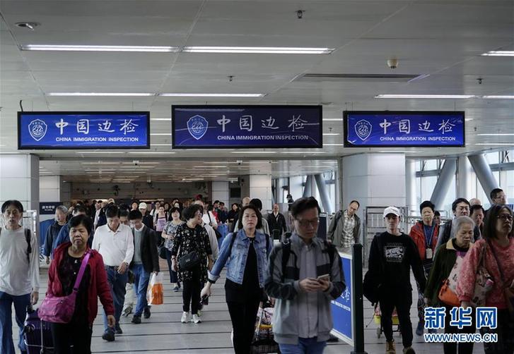 （圖文互動(dòng)）（4）四十年、一扇窗&mdash;&mdash;兩地值守者眼中的羅湖橋