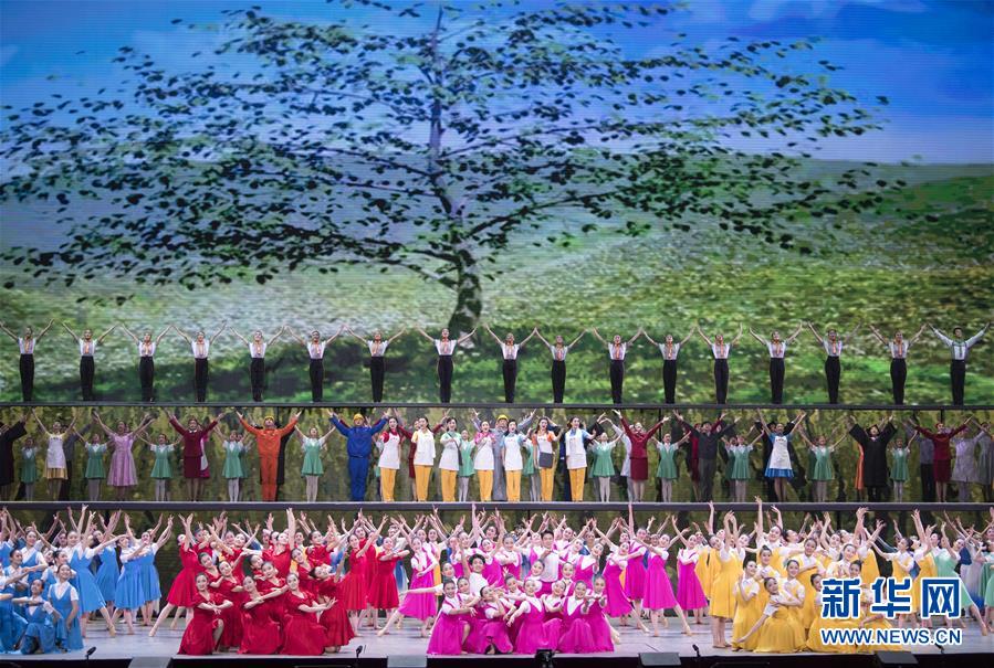 （時(shí)政）（2）慶祝改革開放40周年文藝晚會《我們的四十年》舉行