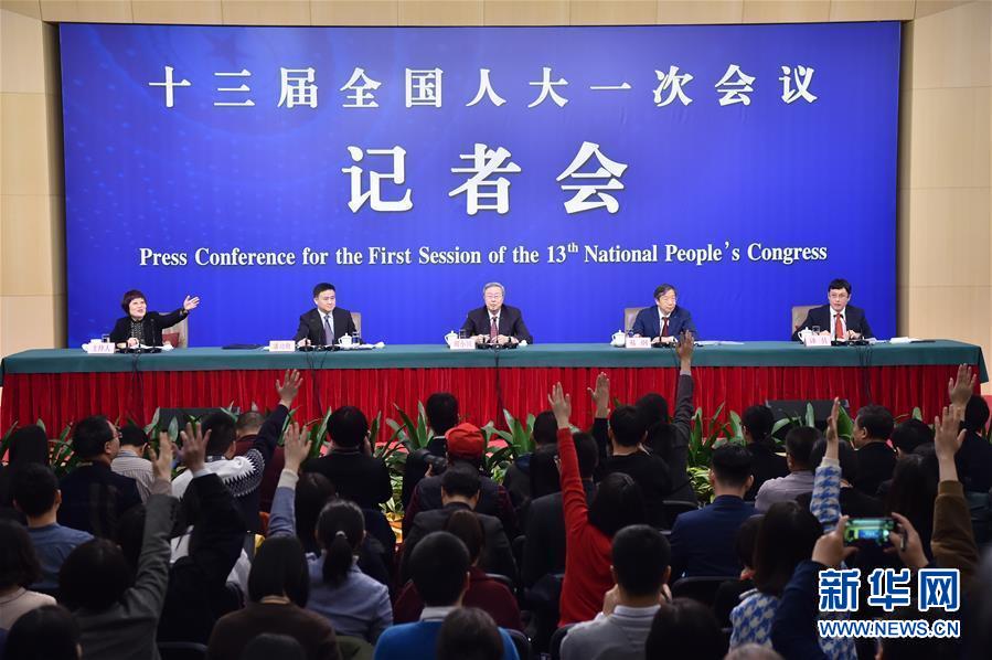 （兩會(huì)&middot;XHDW）（4）中國(guó)人民銀行行長(zhǎng)周小川等就&ldquo;金融改革與發(fā)展&rdquo;答記者問(wèn)