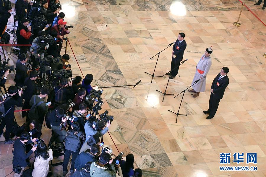 （兩會(huì)&middot;XHDW）（13）全國人大代表接受采訪