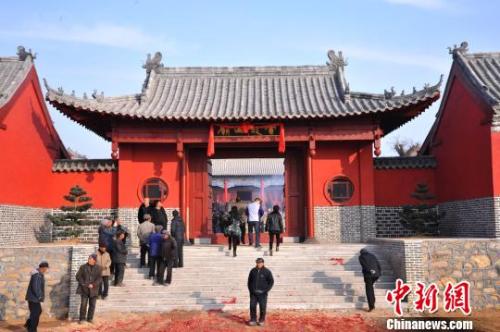 資料圖：元旦小長假期間，威海南海新區(qū)云龍山上舉辦新年廟會?！⒉?攝