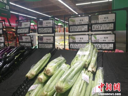 圖為超市里的蔬菜攤。正值晚間，一些菜已被人們買空。 謝藝觀 攝