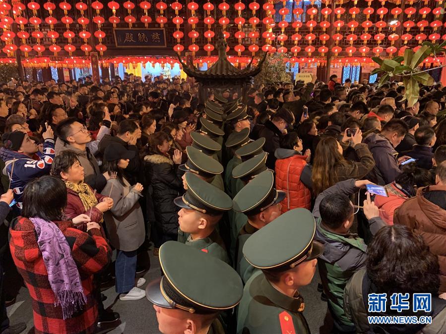 （新華全媒頭條&middot;圖文互動）（6）向祖國報告：我在戰(zhàn)位守萬家團圓&mdash;&mdash;解放軍和武警部隊新春佳節(jié)備戰(zhàn)執(zhí)勤記事