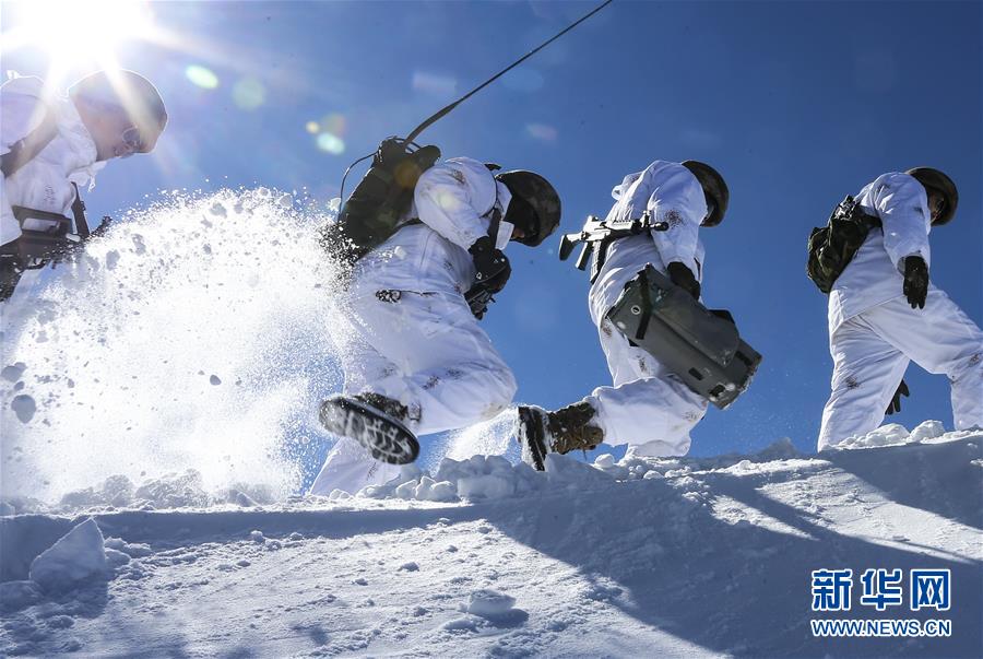 （新華全媒頭條&middot;圖文互動）（7）向祖國報告：我在戰(zhàn)位守萬家團圓&mdash;&mdash;解放軍和武警部隊新春佳節(jié)備戰(zhàn)執(zhí)勤記事